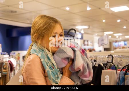 Symbolbild : Elegante junge Frau Hat Freude beim Einkaufen modèle libéré *** symbole image élégante jeune femme a du plaisir shopping modèle libéré Copyright : xx crédit : Imago / Alamy Live News Banque D'Images