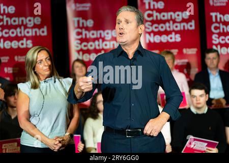 Hamilton, Écosse, Royaume-Uni. 29 septembre 2023. Le chef du Parti travailliste, Sir Keir Starmer, rejoint Anas Sarwar, Michael Shanks et Jackie Baillie pour un rassemblement travailliste écossais avant les élections partielles de Rutherglen et Hamilton West la semaine prochaine. Le Parti travailliste écossais espère prendre le siège du SNP. Pic ; Sir Keir Starmer. Iain Masterton/Alamy Live News Banque D'Images