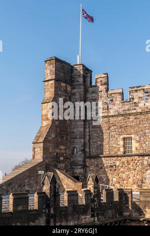 Château de Lancaster, Lancashire, Royaume-Uni. Le drapeau de l'Union Jack flotte au-dessus du donjon médiéval Banque D'Images