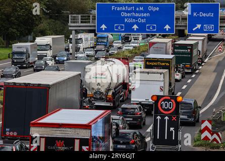 Cologne, Allemagne. 29 septembre 2023. Les voitures et les camions sont coincés dans les embouteillages sur le périphérique de Cologne. Au début des vacances d'automne, l'Association allemande de l'automobile (ADAC) prévoit une augmentation significative de la congestion sur les autobahns. (À dpa: "Début des vacances : embouteillages et foules attendues dans les aéroports") crédit : Oliver Berg/dpa/Alamy Live News Banque D'Images