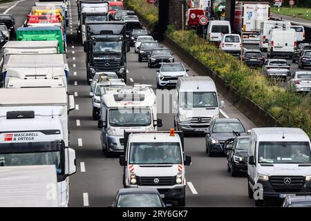 Cologne, Allemagne. 29 septembre 2023. Les voitures et les camions sont coincés dans les embouteillages sur le périphérique de Cologne. Au début des vacances d'automne, l'Association allemande de l'automobile (ADAC) prévoit une augmentation significative de la congestion sur les autobahns. (À dpa: "Début des vacances : embouteillages et foules attendues dans les aéroports") crédit : Oliver Berg/dpa/Alamy Live News Banque D'Images