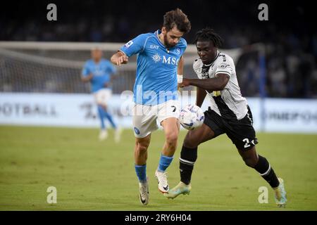 Naples, Italie. 27 septembre 2023. Festy Ebosele d'Udinese Calcio concourt pour le ballon avec Khvicha Kvaratskhelia de SSC Napoli lors du match de Serie A b. Banque D'Images