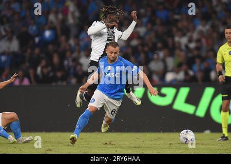 Naples, Italie. 27 septembre 2023. Jordan Zemura de l'Udinese Calcio concourt pour le ballon avec Stanislav Lobotka de la SSC Napoli pendant le match de Serie A entre-temps Banque D'Images