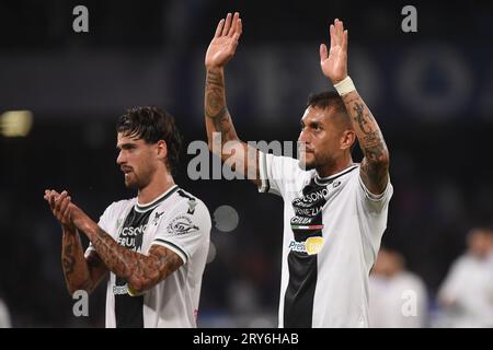 Naples, Italie. 27 septembre 2023. Roberto Pereyra et Joao Ferreira de l'Udinese Calcio applaudissent les supporters à la fin du match de Serie A entre SSC Napoli et Banque D'Images