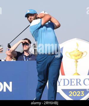 Rome, Italie. 29 septembre 2023. L'européen Jon Rahm conduit sur le 13e trou lors de la première journée de la Ryder Cup au Marco Simone Golf Club, Rome, Italie, le vendredi 29 septembre 2023. Rahm et Hatton ont battu Team USA 4&3. Crédit : UPI/Alamy Live News Banque D'Images