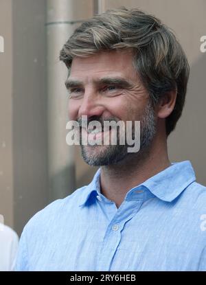 Hambourg, Allemagne. 28 septembre 2023. Boris Herrmann, circumnavigateur, se tient sur une terrasse sur le toit lors du 13e Congrès sur les conditions météorologiques extrêmes au Musée maritime international de Hambourg. Le Congrès sur les conditions météorologiques extrêmes est un symposium interdisciplinaire sur les conditions météorologiques extrêmes dans le changement climatique en Allemagne. Crédit : Franziska Spiecker/dpa/Alamy Live News Banque D'Images