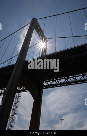 Sunflare à travers l'arche du Pont Pierre Laporte dans la ville de Québec Banque D'Images
