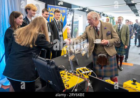 Le roi Charles III rencontre le personnel et les étudiants de la Mintlaw Academy, lors de sa visite au Global Underwater Hub, à Westhill, Aberdeenshire, en Écosse, où il a rencontré le personnel et a découvert leurs programmes de sensibilisation éducative. Date de la photo : Vendredi 29 septembre 2023. Banque D'Images