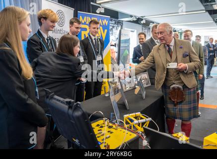 Le roi Charles III rencontre le personnel et les étudiants de la Mintlaw Academy, lors de sa visite au Global Underwater Hub, à Westhill, Aberdeenshire, en Écosse, où il a rencontré le personnel et a découvert leurs programmes de sensibilisation éducative. Date de la photo : Vendredi 29 septembre 2023. Banque D'Images