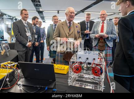 Le roi Charles III rencontre le personnel et les étudiants de la Mintlaw Academy, lors de sa visite au Global Underwater Hub, à Westhill, Aberdeenshire, en Écosse, où il a rencontré le personnel et a découvert leurs programmes de sensibilisation éducative. Date de la photo : Vendredi 29 septembre 2023. Banque D'Images