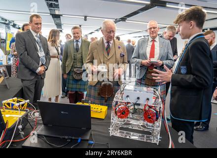 Le roi Charles III rencontre le personnel et les étudiants de la Mintlaw Academy, lors de sa visite au Global Underwater Hub, à Westhill, Aberdeenshire, en Écosse, où il a rencontré le personnel et a découvert leurs programmes de sensibilisation éducative. Date de la photo : Vendredi 29 septembre 2023. Banque D'Images