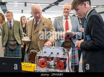 Le roi Charles III rencontre le personnel et les étudiants de la Mintlaw Academy, lors de sa visite au Global Underwater Hub, à Westhill, Aberdeenshire, en Écosse, où il a rencontré le personnel et a découvert leurs programmes de sensibilisation éducative. Date de la photo : Vendredi 29 septembre 2023. Banque D'Images