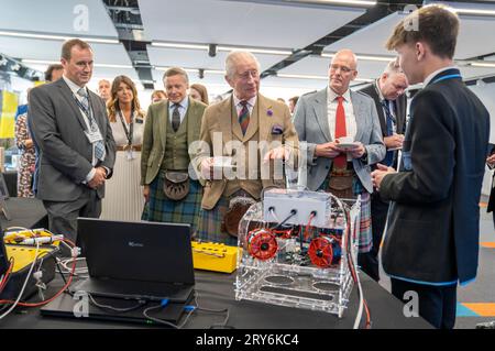 Le roi Charles III rencontre le personnel et les étudiants de la Mintlaw Academy, lors de sa visite au Global Underwater Hub, à Westhill, Aberdeenshire, en Écosse, où il a rencontré le personnel et a découvert leurs programmes de sensibilisation éducative. Date de la photo : Vendredi 29 septembre 2023. Banque D'Images