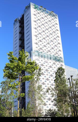 BARCELONE, ESPAGNE - 12 MAI 2017 : c'est l'un des bâtiments modernes de grande hauteur avec une façade inhabituelle et un jardin à l'intérieur du disque Fira Barcelona Banque D'Images