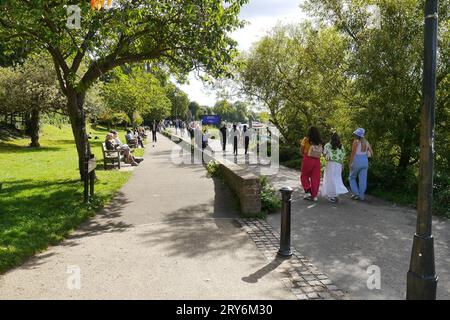 Richmond upon Thames Riverside Embankment par une journée ensoleillée en été Banque D'Images