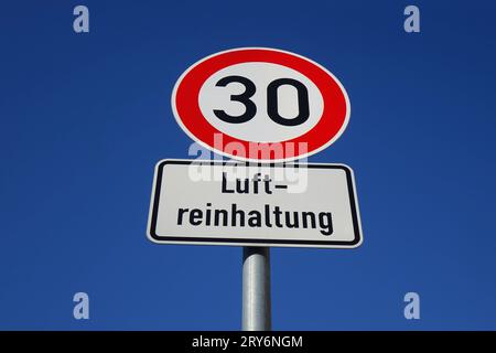 Verkehrsschild und Luftreinhaltung Verkehrsschild und Luftreinhaltung, 26.09.2023, Mitte, Berlin, an einem Verkehrschild mit der Geschwindigkeitsbegrenzung von 30 kmh befindet sich ein Zusatzschild mit dem Schriftzug Luftreinhaltung. *** Panneau de signalisation et contrôle de la pollution atmosphérique panneau de signalisation et contrôle de la pollution atmosphérique, 26 09 2023, Mitte, Berlin, à un panneau de signalisation avec la limite de vitesse de 30 kmh est un panneau supplémentaire avec le lettrage contrôle de la pollution atmosphérique crédit : Imago/Alamy Live News Banque D'Images