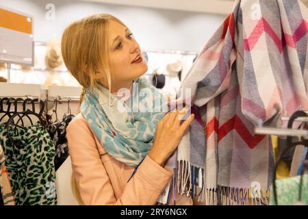 Symbolbild : Elegante junge Frau Hat Freude beim Einkaufen modèle libéré *** symbole image élégante jeune femme a du plaisir shopping modèle libéré Copyright : xx crédit : Imago / Alamy Live News Banque D'Images