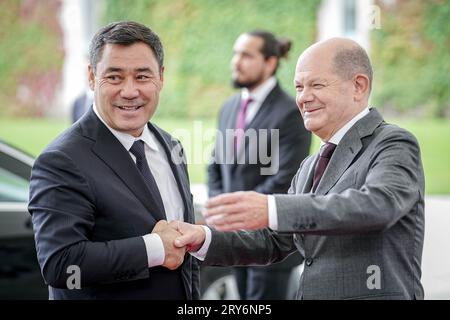 Berlin, Allemagne. 29 septembre 2023. Le Chancelier allemand OLAF Scholz (SPD) reçoit le Président du Kirghizistan, Sadyr Zhaparov (l), pour le Sommet d'Asie centrale à la Chancellerie. Scholz rencontre les chefs d'Etat du Kazakhstan, du Kirghizistan, du Tadjikistan, du Turkménistan et de l'Ouzbékistan. C'est le premier sommet du genre. L'Allemagne veut étendre ses contacts avec les anciennes républiques soviétiques, qui ont jusqu'à présent été fortement sous l'influence de la Russie. Crédit : Kay Nietfeld/dpa/Alamy Live News Banque D'Images