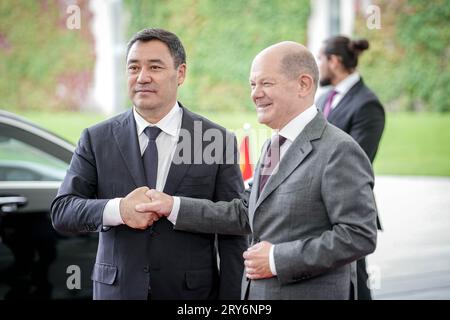 Berlin, Allemagne. 29 septembre 2023. Le Chancelier allemand OLAF Scholz (SPD) reçoit le Président du Kirghizistan, Sadyr Zhaparov (l), pour le Sommet d'Asie centrale à la Chancellerie. Scholz rencontre les chefs d'Etat du Kazakhstan, du Kirghizistan, du Tadjikistan, du Turkménistan et de l'Ouzbékistan. C'est le premier sommet du genre. L'Allemagne veut étendre ses contacts avec les anciennes républiques soviétiques, qui ont jusqu'à présent été fortement sous l'influence de la Russie. Crédit : Kay Nietfeld/dpa/Alamy Live News Banque D'Images