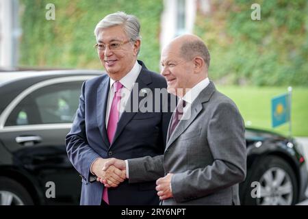 Berlin, Allemagne. 29 septembre 2023. Le Chancelier allemand OLAF Scholz (SPD) reçoit le Président de la République du Kazakhstan, Kassim Shomart Tokayev (l), pour le Sommet d'Asie centrale à la Chancellerie. Scholz rencontre les chefs d'Etat du Kazakhstan, du Kirghizistan, du Tadjikistan, du Turkménistan et de l'Ouzbékistan. C'est le premier sommet du genre. L'Allemagne veut étendre ses contacts avec les anciennes républiques soviétiques, qui ont jusqu'à présent été fortement sous l'influence de la Russie. Crédit : Kay Nietfeld/dpa/Alamy Live News Banque D'Images