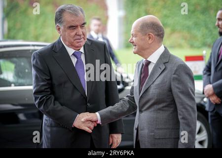 Berlin, Allemagne. 29 septembre 2023. Le Chancelier allemand OLAF Scholz (SPD) reçoit le Président du Tadjikistan, Emonali Rahmon (l), pour le Sommet d'Asie centrale à la Chancellerie. Scholz rencontre les chefs d'Etat du Kazakhstan, du Kirghizistan, du Tadjikistan, du Turkménistan et de l'Ouzbékistan. C'est le premier sommet du genre. L'Allemagne veut étendre ses contacts avec les anciennes républiques soviétiques, qui ont jusqu'à présent été fortement sous l'influence de la Russie. Crédit : Kay Nietfeld/dpa/Alamy Live News Banque D'Images