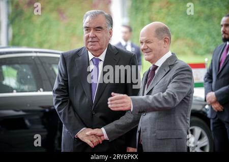 Berlin, Allemagne. 29 septembre 2023. Le Chancelier allemand OLAF Scholz (SPD) reçoit le Président du Tadjikistan, Emonali Rahmon (l), pour le Sommet d'Asie centrale à la Chancellerie. Scholz rencontre les chefs d'Etat du Kazakhstan, du Kirghizistan, du Tadjikistan, du Turkménistan et de l'Ouzbékistan. C'est le premier sommet du genre. L'Allemagne veut étendre ses contacts avec les anciennes républiques soviétiques, qui ont jusqu'à présent été fortement sous l'influence de la Russie. Crédit : Kay Nietfeld/dpa/Alamy Live News Banque D'Images