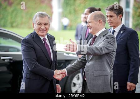 Berlin, Allemagne. 29 septembre 2023. Le chancelier allemand OLAF Scholz (SPD) reçoit le président de l'Ouzbékistan, Shavkat Mirziyoyev (l), pour le sommet de l'Asie centrale à la chancellerie. Scholz rencontre les chefs d'Etat du Kazakhstan, du Kirghizistan, du Tadjikistan, du Turkménistan et de l'Ouzbékistan. C'est le premier sommet du genre. L'Allemagne veut étendre ses contacts avec les anciennes républiques soviétiques, qui ont jusqu'à présent été fortement sous l'influence de la Russie. Crédit : Kay Nietfeld/dpa/Alamy Live News Banque D'Images