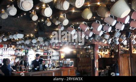 Tasses à bière suspendues Falkland Arms The Green, Great TEW, Chipping Norton OX7 4DB Banque D'Images