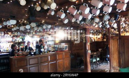 Tasses à bière suspendues Falkland Arms The Green, Great TEW, Chipping Norton OX7 4DB Banque D'Images