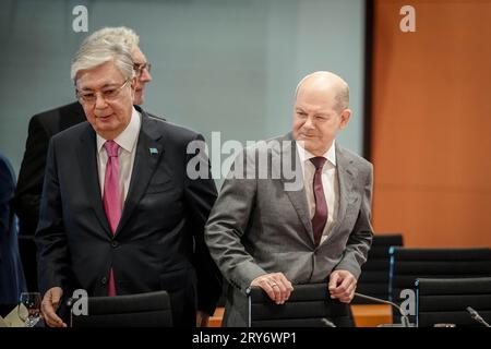 Berlin, Allemagne. 29 septembre 2023. Le chancelier allemand OLAF Scholz (SPD) reçoit le président de la République du Kazakhstan, Kassim Shomart Tokayev (l), pour le sommet de l'Asie centrale à la Chancellerie. Scholz rencontre des chefs d'État du Kazakhstan, du Kirghizistan, du Tadjikistan, du Turkménistan et de l'Ouzbékistan. C'est le premier sommet du genre. L'Allemagne veut étendre ses contacts avec les anciennes républiques soviétiques, qui ont jusqu'à présent été fortement sous l'influence de la Russie. Crédit : Kay Nietfeld/dpa/Alamy Live News Banque D'Images