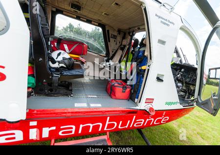 Cabine de l'Essex & Herts Air Ambulance Hughes MD900 Explorer G-HAAT qui opère en partenariat avec l'Ambulance de l'est de l'Angleterre Banque D'Images