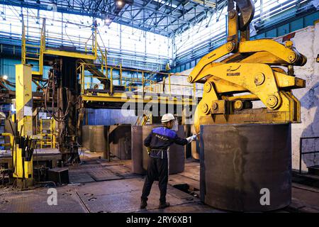 Mobarakeh, Ispahan, Iran. 29 septembre 2023. Une vue de Mobarakeh Steel Company (Foolad Mobarakeh), une entreprise sidérurgique iranienne privée située à 65 km au sud-ouest d'Ispahan, près de la ville de Mobarakeh, province d'Ispahan, Iran. C’est le plus grand fabricant d’acier de la région MENA (Moyen-Orient et Afrique du Nord) et l’un des plus grands complexes industriels opérant en Iran. Il a été mis en service après la révolution iranienne en 1979 et a commencé ses opérations en 1993. Elle a subi une refonte majeure en 2000 et devrait faire l’objet d’une deuxième et d’une troisième refonte en 2009’’«2010, portant la production totale d’acier à 7, Banque D'Images