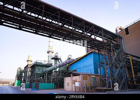 Mobarakeh, Ispahan, Iran. 29 septembre 2023. Une vue de Mobarakeh Steel Company (Foolad Mobarakeh), une entreprise sidérurgique iranienne privée située à 65 km au sud-ouest d'Ispahan, près de la ville de Mobarakeh, province d'Ispahan, Iran. C’est le plus grand fabricant d’acier de la région MENA (Moyen-Orient et Afrique du Nord) et l’un des plus grands complexes industriels opérant en Iran. Il a été mis en service après la révolution iranienne en 1979 et a commencé ses opérations en 1993. Elle a subi une refonte majeure en 2000 et devrait faire l’objet d’une deuxième et d’une troisième refonte en 2009’’«2010, portant la production totale d’acier à 7, Banque D'Images