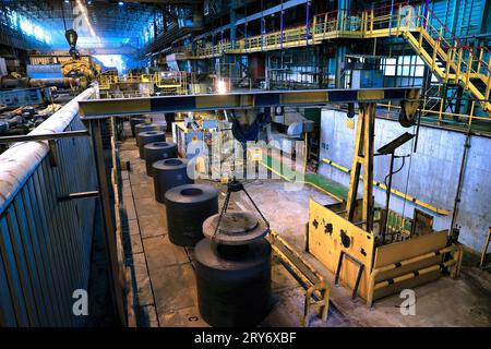 Mobarakeh, Ispahan, Iran. 29 septembre 2023. Une vue de Mobarakeh Steel Company (Foolad Mobarakeh), une entreprise sidérurgique iranienne privée située à 65 km au sud-ouest d'Ispahan, près de la ville de Mobarakeh, province d'Ispahan, Iran. C’est le plus grand fabricant d’acier de la région MENA (Moyen-Orient et Afrique du Nord) et l’un des plus grands complexes industriels opérant en Iran. Il a été mis en service après la révolution iranienne en 1979 et a commencé ses opérations en 1993. Elle a subi une refonte majeure en 2000 et devrait faire l’objet d’une deuxième et d’une troisième refonte en 2009’’«2010, portant la production totale d’acier à 7, Banque D'Images