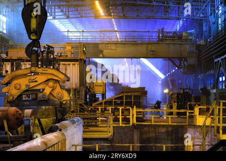 Mobarakeh, Ispahan, Iran. 29 septembre 2023. Une vue de Mobarakeh Steel Company (Foolad Mobarakeh), une entreprise sidérurgique iranienne privée située à 65 km au sud-ouest d'Ispahan, près de la ville de Mobarakeh, province d'Ispahan, Iran. C’est le plus grand fabricant d’acier de la région MENA (Moyen-Orient et Afrique du Nord) et l’un des plus grands complexes industriels opérant en Iran. Il a été mis en service après la révolution iranienne en 1979 et a commencé ses opérations en 1993. Elle a subi une refonte majeure en 2000 et devrait faire l’objet d’une deuxième et d’une troisième refonte en 2009’’«2010, portant la production totale d’acier à 7, Banque D'Images