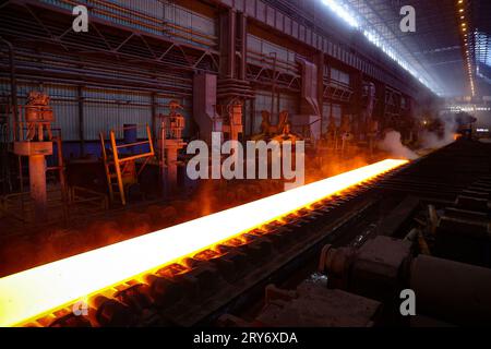 Mobarakeh, Ispahan, Iran. 29 septembre 2023. Une vue de Mobarakeh Steel Company (Foolad Mobarakeh), une entreprise sidérurgique iranienne privée située à 65 km au sud-ouest d'Ispahan, près de la ville de Mobarakeh, province d'Ispahan, Iran. C’est le plus grand fabricant d’acier de la région MENA (Moyen-Orient et Afrique du Nord) et l’un des plus grands complexes industriels opérant en Iran. Il a été mis en service après la révolution iranienne en 1979 et a commencé ses opérations en 1993. Elle a subi une refonte majeure en 2000 et devrait faire l’objet d’une deuxième et d’une troisième refonte en 2009’’«2010, portant la production totale d’acier à 7, Banque D'Images