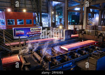 Mobarakeh, Ispahan, Iran. 29 septembre 2023. Une vue de Mobarakeh Steel Company (Foolad Mobarakeh), une entreprise sidérurgique iranienne privée située à 65 km au sud-ouest d'Ispahan, près de la ville de Mobarakeh, province d'Ispahan, Iran. C’est le plus grand fabricant d’acier de la région MENA (Moyen-Orient et Afrique du Nord) et l’un des plus grands complexes industriels opérant en Iran. Il a été mis en service après la révolution iranienne en 1979 et a commencé ses opérations en 1993. Elle a subi une refonte majeure en 2000 et devrait faire l’objet d’une deuxième et d’une troisième refonte en 2009’’«2010, portant la production totale d’acier à 7, Banque D'Images