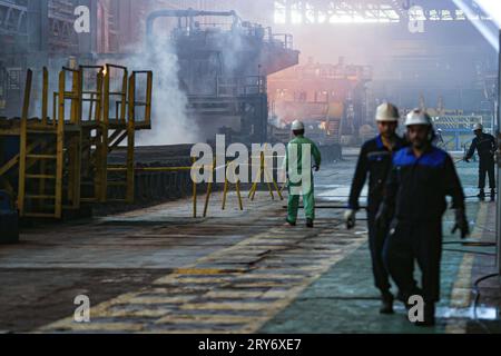 Mobarakeh, Ispahan, Iran. 29 septembre 2023. Une vue de Mobarakeh Steel Company (Foolad Mobarakeh), une entreprise sidérurgique iranienne privée située à 65 km au sud-ouest d'Ispahan, près de la ville de Mobarakeh, province d'Ispahan, Iran. C’est le plus grand fabricant d’acier de la région MENA (Moyen-Orient et Afrique du Nord) et l’un des plus grands complexes industriels opérant en Iran. Il a été mis en service après la révolution iranienne en 1979 et a commencé ses opérations en 1993. Elle a subi une refonte majeure en 2000 et devrait faire l’objet d’une deuxième et d’une troisième refonte en 2009’’«2010, portant la production totale d’acier à 7, Banque D'Images