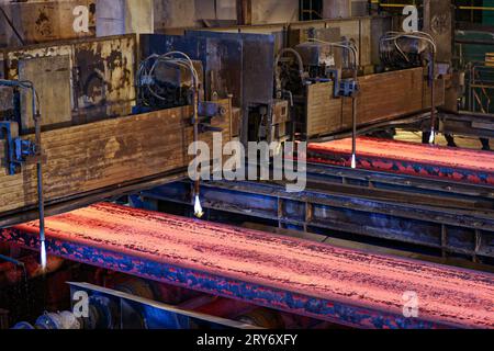 Mobarakeh, Ispahan, Iran. 29 septembre 2023. Une vue de Mobarakeh Steel Company (Foolad Mobarakeh), une entreprise sidérurgique iranienne privée située à 65 km au sud-ouest d'Ispahan, près de la ville de Mobarakeh, province d'Ispahan, Iran. C’est le plus grand fabricant d’acier de la région MENA (Moyen-Orient et Afrique du Nord) et l’un des plus grands complexes industriels opérant en Iran. Il a été mis en service après la révolution iranienne en 1979 et a commencé ses opérations en 1993. Elle a subi une refonte majeure en 2000 et devrait faire l’objet d’une deuxième et d’une troisième refonte en 2009’’«2010, portant la production totale d’acier à 7, Banque D'Images