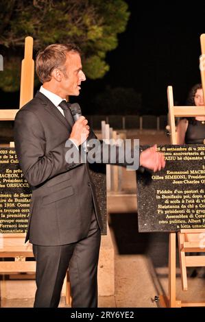 Bonifacio, France. 28 septembre 2023. Le président français Emmanuel Macron lors de la cérémonie d'hommage et de dévoilement d'une plaque inaugurale au résistant communiste Albert Ferracci, au collège de Bonifacio, Corse, France, le 28 septembre 2023, dans le cadre d'une visite de trois jours en Corse. Photo Stef Bravin/Pool/ABACAPRESS.COM crédit : Abaca Press/Alamy Live News Banque D'Images