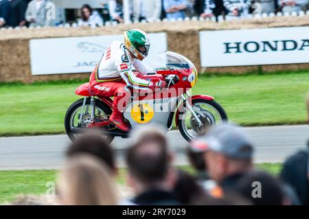 MV Agusta 500cc trois en montée de la côte au Goodwood Festival of Speed Motorsport Event, Royaume-Uni. Moto Grand Prix Champion du monde historique Banque D'Images