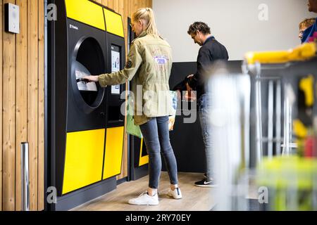 EERBEEK - Un consommateur remet des canettes à une machine de dépôt de la société Tomra dans une succursale Jumbo. La machine peut compter plusieurs boîtes à la fois. ANP ROB ENGELAAR pays-bas Out - belgique Out Banque D'Images