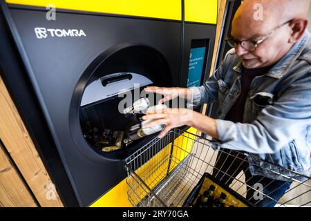 EERBEEK - Un consommateur remet des canettes à une machine de dépôt de la société Tomra dans une succursale Jumbo. La machine peut compter plusieurs boîtes à la fois. ANP ROB ENGELAAR pays-bas Out - belgique Out Banque D'Images