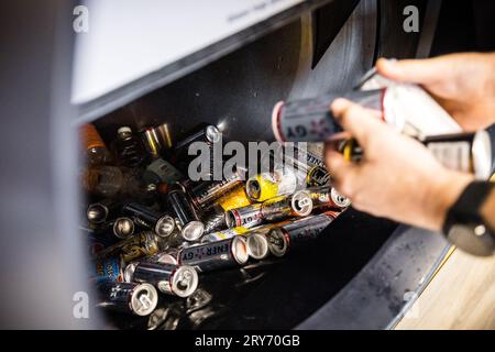 EERBEEK - Un consommateur remet des canettes à une machine de dépôt de la société Tomra dans une succursale Jumbo. La machine peut compter plusieurs boîtes à la fois. ANP ROB ENGELAAR pays-bas Out - belgique Out Banque D'Images