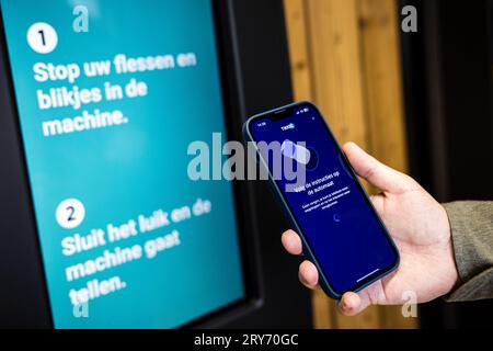 EERBEEK - le dépôt est transféré via un Tikkie à une machine de dépôt de la société Tomra dans une succursale Jumbo. La machine peut compter plusieurs boîtes à la fois. ANP ROB ENGELAAR pays-bas Out - belgique Out Banque D'Images