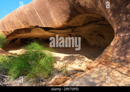 Une grotte dans le flanc d'Elachbutting Rock, un affleurement granitique dans la région de Wheatbelt en Australie occidentale. Banque D'Images