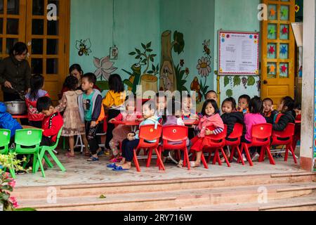 Enfants à la maternelle à Sapa au Vietnam Banque D'Images