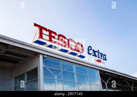 Tesco extra supermarché Exeter Vale avant du magasin contre ciel bleu clair Banque D'Images