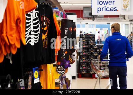 Tesco Extra dans Exeter Vale Halloween produits saisonniers et jouets exposés Banque D'Images