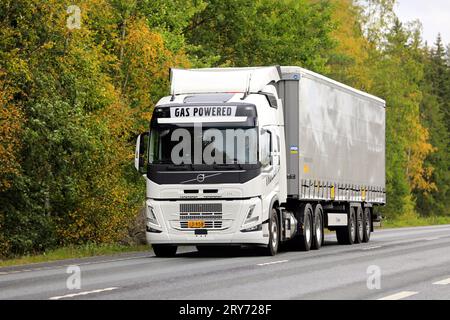 Volvo Trucks Finland présente le semi-camion Volvo FM 460 LBG 6X2T à essence lors d'un essai routier « ensemble vers zéro ». Forssa, Finlande. 21 septembre 2023 Banque D'Images